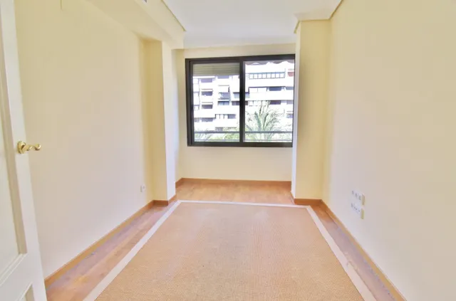 Maravillosa vivienda junto al Corte Inglés. Ahora en oferta. Llámanos. — 8