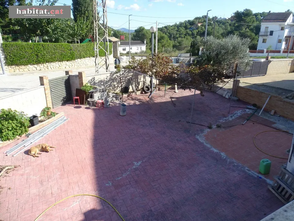 CASA UNIFAMILIAR ESQUINERA EN PARCELA 618M2