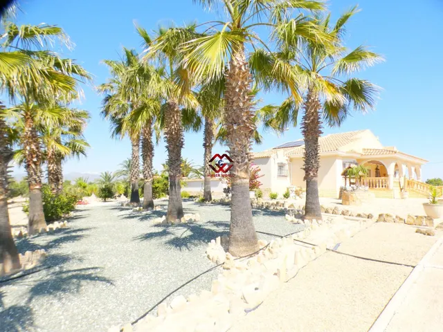 EXCLUSIVO CHALET CON 10.000 m2 DE TERRENO EN LAS INMEDIACION