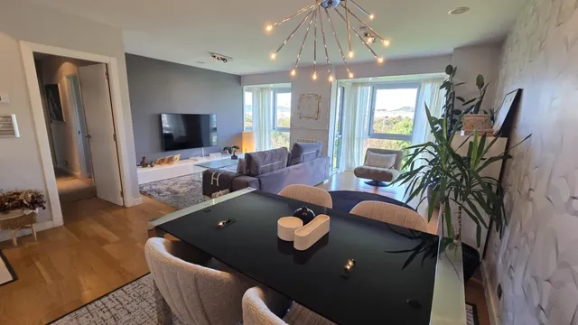 Piso con gran salón de 45 m2, garaje y trastero junto al Par - foto 2