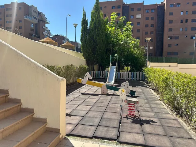 PISAZO DE ESTUDIANTES CON PISCINA — 11