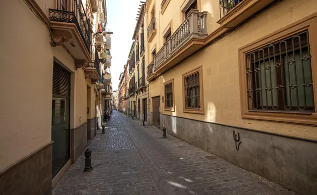 EXCELENTE PISO EN CALLE REJAS DE LA VIRGEN — 24