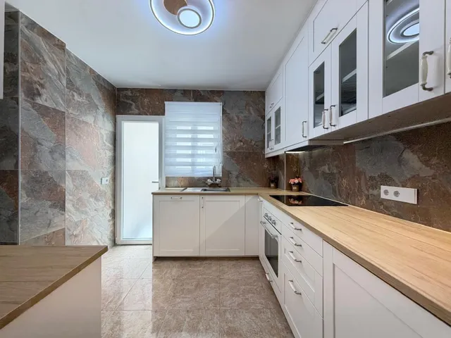 APARTAMENTO TOTALMENTE REFORMADO CON VISTAS AL MAR Y A 100 M - foto 5