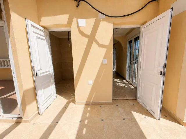 Villa independiente con piscina privada y 6 dormitorios junto a la Laguna Rosa de Torrevieja — 44