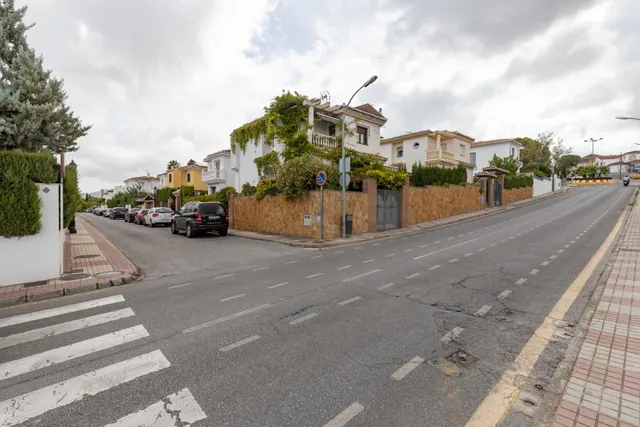 Casa independiente con piscina en La Zubia. — 44