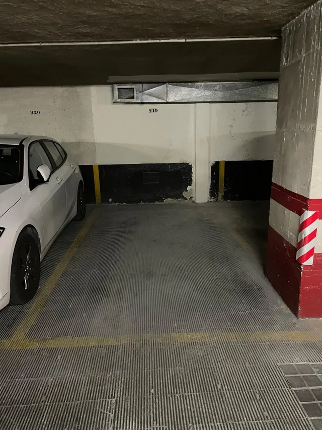 Plaza de garaje para coche pequeño — 7