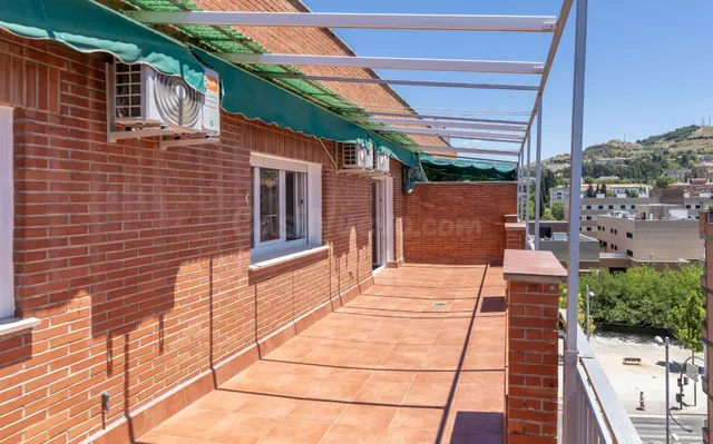 Magníficao ático reformado de cuatro dormitorios con gran te