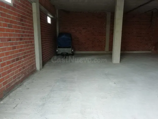Se alquila bajo en el centro de Coristanco