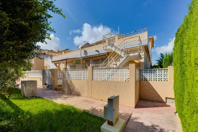 Bungalow con solárium, orientación sur y vistas a la piscina comunitaria — 24