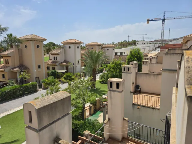 ADOSADO CON JARDÍN Y PISCINA COMUNITARIA EN CAMPO DE GOLF — 28