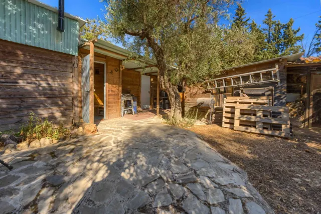 Chalet independiente de una planta con apartamento, piscina y parcela urbana de 2.800 m2 — 47