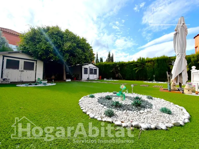 Privacidad y vida al aire libre en este exclusivo chalet con jardín, buhardilla y garaje en Masías — 43