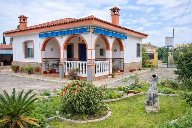 Chalet con 3.150 m2 de parcela en "LA NARANJILLA" (Carmona) 