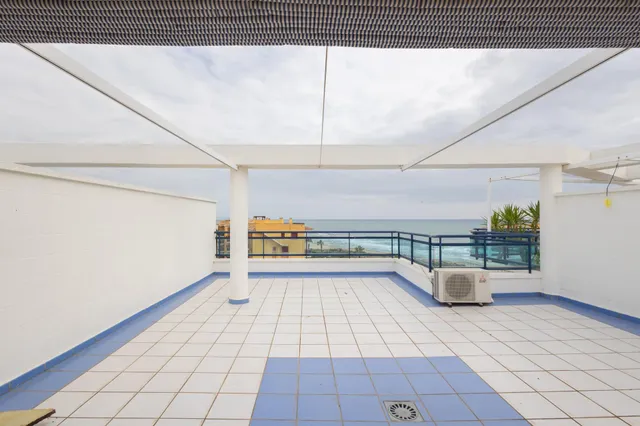 MAGNÍFICO ÁTICO CON VISTAS AL MAR — 47