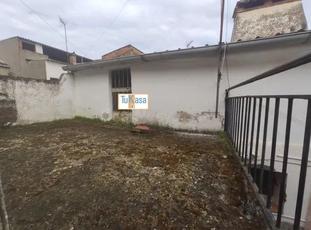 Casa amplia para reformar en Arroyo de la Luz - foto 3