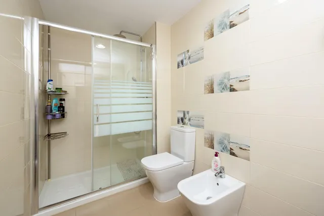 Dúplex de 4 dormitorios con vistas al mar, terraza y piscina en Velilla-Taramay — 35