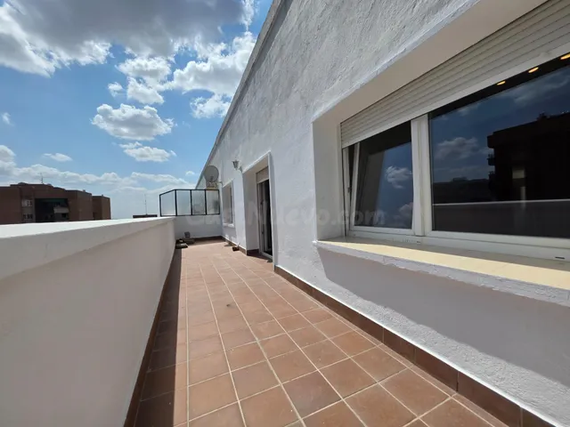 Amplio piso de 157 m2 con terraza, garaje y vistas al Retiro en Jerónimos — 4