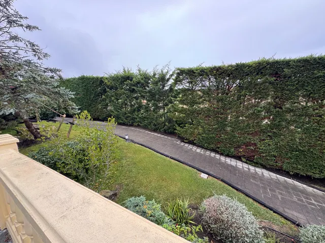 Exclusivo Chalet Reformado en Barrika con Vistas al Mar y Amplias Instalaciones — 44