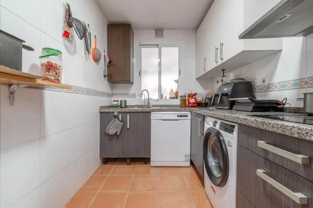OPORTUNIDAD DE AMPLION PISO EN CHURRIANA DE LA VEGA, JUNTO PARADA DEL METRO — 28