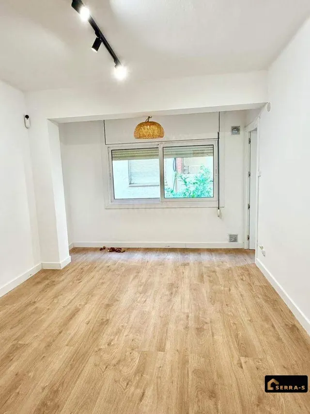 APARTAMENTO REFORMADO CON BALCÓN Y A TAN SOLO 3 MINUTOS ANDA - foto 2