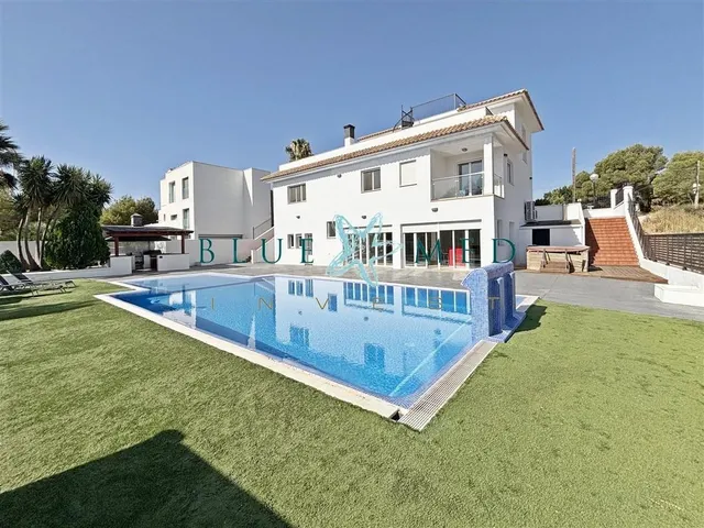 ESPECTACULAR CHALET INDEPENDIENTE EN URBANIZACIÓN LA CHARCA,