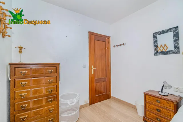 Piso de 4 dorm. con ascensor y Plaza de aparcamiento. Avda. de Madrid. — 20