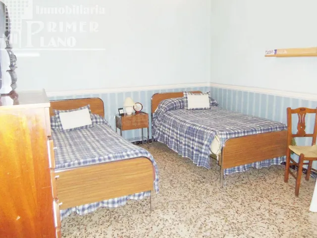 CASA EN ESQUINA CON 4 DORMITORIOS, JUNTO A PLAZA DE ESPAÑA - foto 3