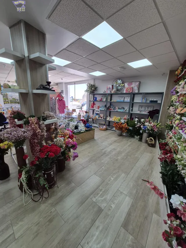 SE VENDE DOS LOCALES COMERCIALES EN ZONA EL PORTICHUELO — 8