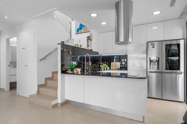 Villa moderna con piscina privada, 3 dormitorios y 3 baños. — 10