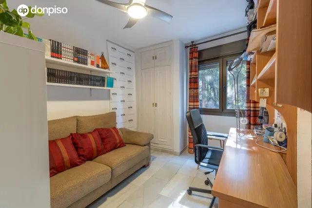 Exclusivo piso señorial con terraza en el Paseo del Salón (Cuesta de Escoriaza), con cochera y trastero. — 42