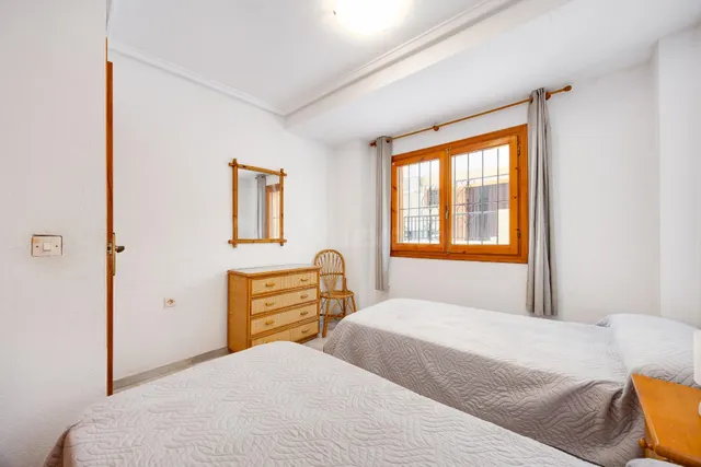 Apartamento de 1 dormitorio con plaza de garaje y piscina comunitaria en La Mata — 4