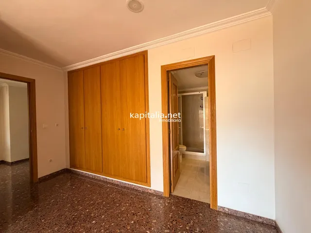 Piso con vistas en urbanización con piscina — 11