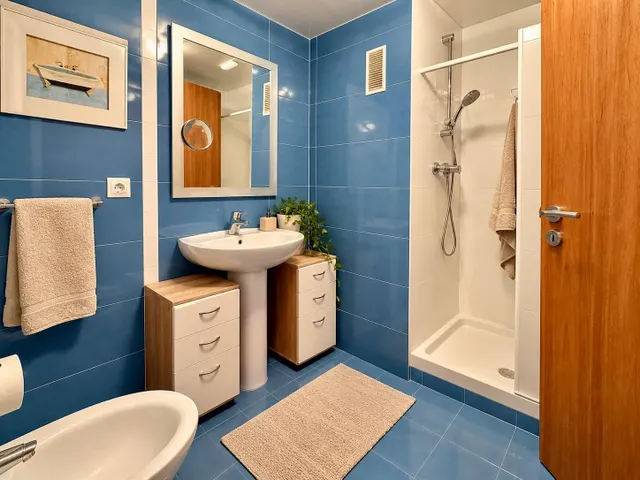 Piso de 4 habitaciones con terraza, piscina y vistas despejadas en Valencia — 10
