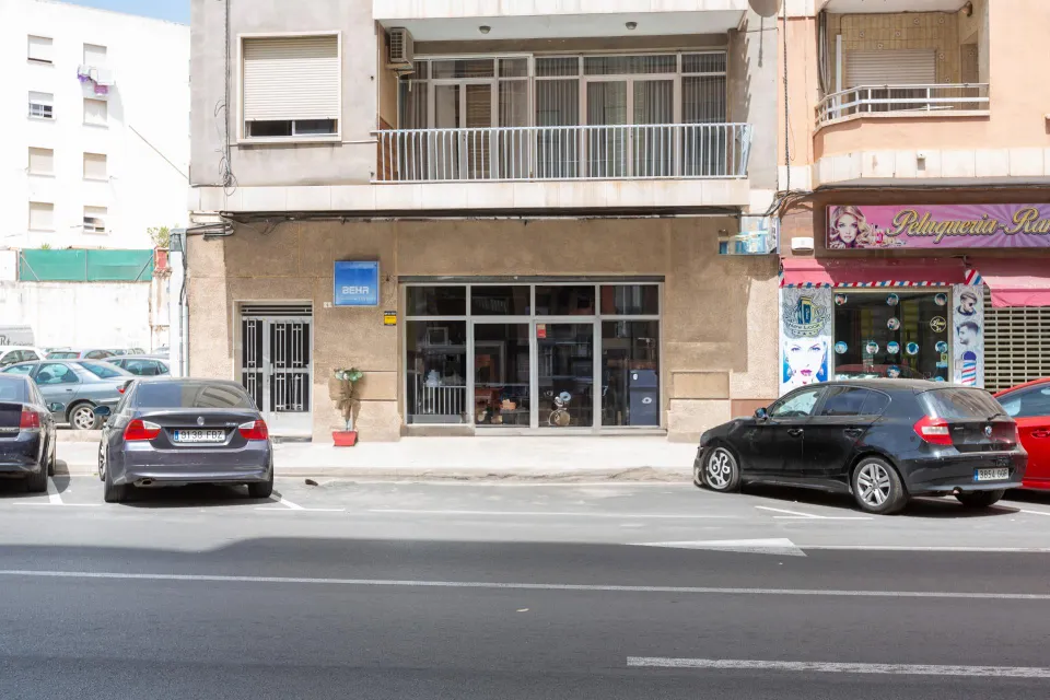 Oportunidad en Gandia: Amplio Local Comercial en Venta