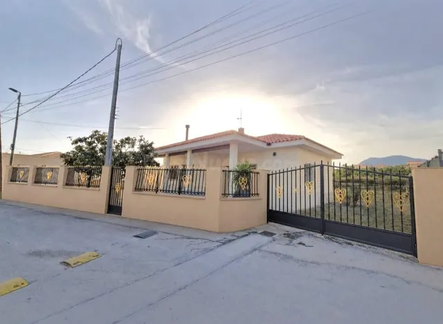 CHALET CON TERRENO URBANO INDEPENDIENTE EN ZONA DE PUEBLO EN