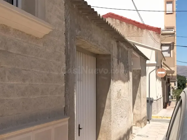 ¡Gran Oportunidad en Jacarilla! Propiedad versátil: Cochera, - foto 3