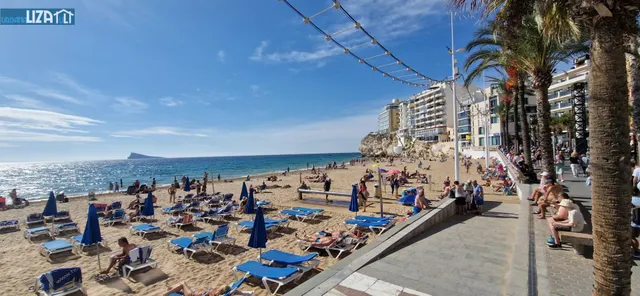 Amplio Piso en Primera Línea de Playa de Levante con Potencial — 22