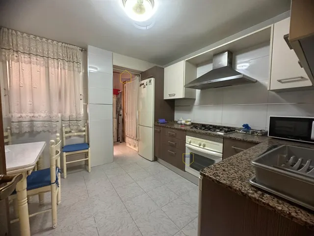 Piso de 4 dormitorios, patio y garaje a la venta en Cervantes — 9