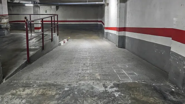 PLAZA DE PARKING AL LADO DE LA AVENIDA CALLE AZORIN — 6