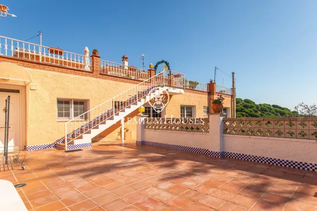 Casa independiente con piscina interior y jardín en venta en Calella — 17