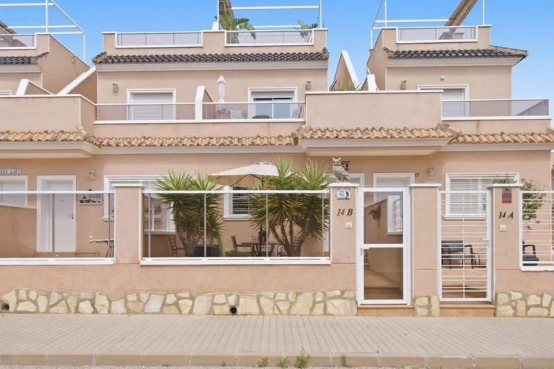 Adosado de 3 dormitorios con gran espacio exterior en Punta Prima