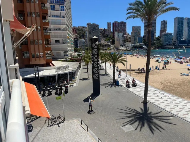 Alquiler larga temporada invierno,oct-jun con de 2 dormitorios en Benidorm primera linea mar,soleado — 4