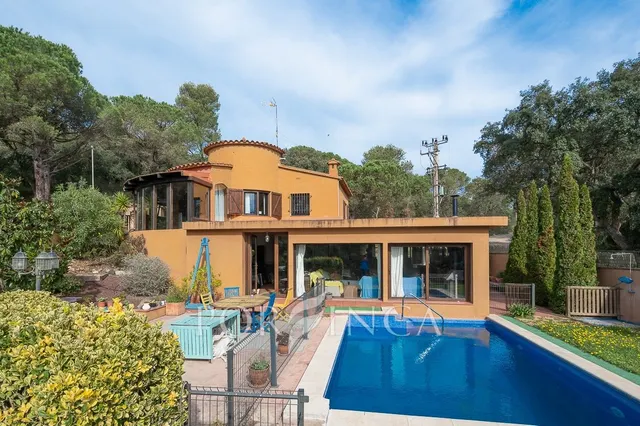 Villa con carácter de 5 dormitorios cerca de Palamós en un entorno verde. Piscina. — 26