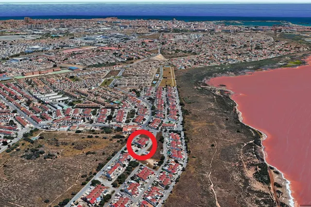 Bungalow reformado con 2 dormitorios, 1 baño y una amplia terraza frontal. Zona tranquila cerca de colegios y con buenas conexiones de transporte público. — 34
