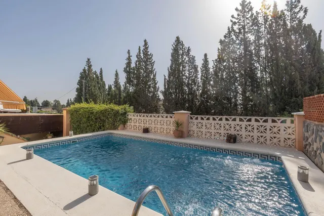 EXCLUSIVA VIVIENDA CON PISCINA PRIVADA EN URBANIZACIÓN "EL TORREÓN" EN ALBOLOTE. — 43