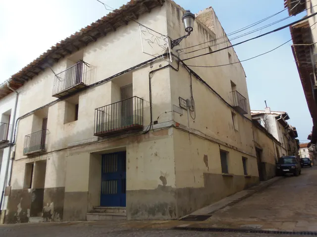 Casa grande haciendo esquina en el centro del pueblo, con patio grande, planta baja, dos alturas — 18