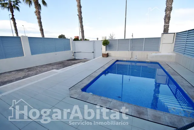 PRECIOSO ADOSADO PAREADO CON PISCINA, 3 TERRAZAS Y BARBACOA  JUNTO AL PUERTO — 17