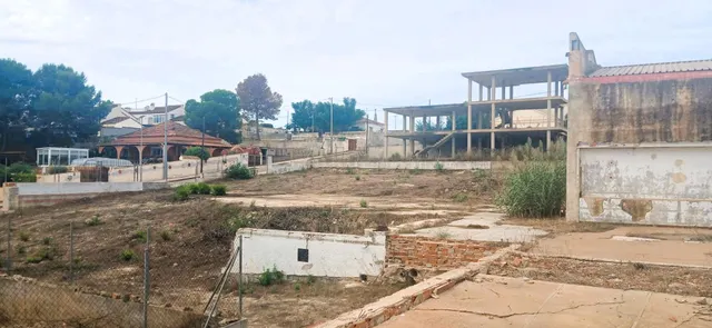 SE ALQUILA PARCELA VALLADA A DOS CALLES DE 3600 MTS2 CON NAVE DE 30O MTS2  EN VISTABELLA  A  10 KMS. DE TORREVIEJA — 12