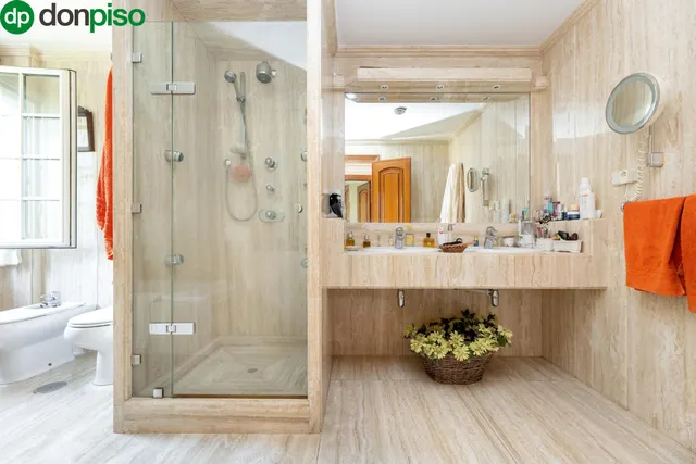 CHALET ADOSADO EN URBANIZACIÓN ADORATRICES — 28
