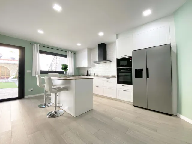 Chalet adosado en venta en Calle de Regàs — 23